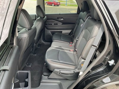 2025 Nissan Pathfinder SL